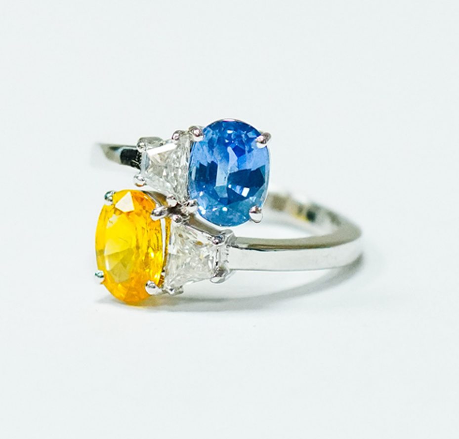 Anillo espiral azul y amarillo